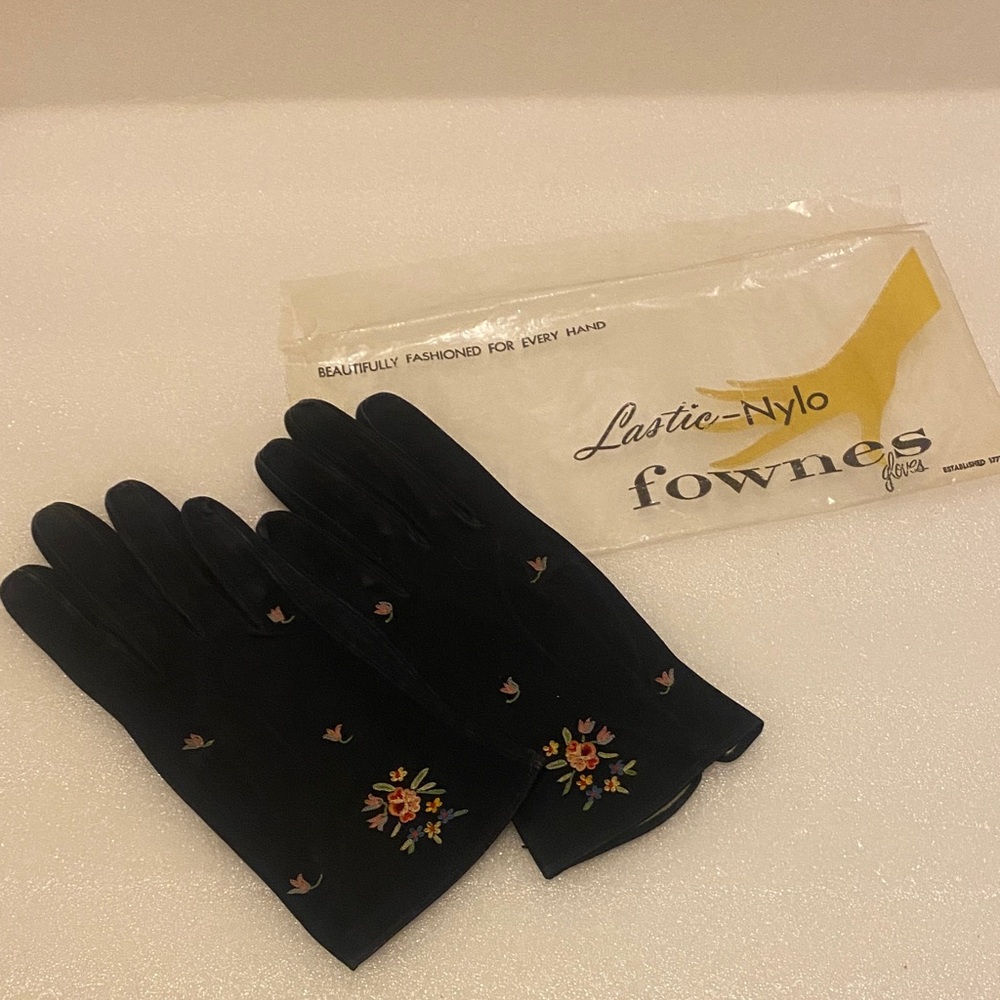 Vintage Black Floral Embroidered Women's Gloves